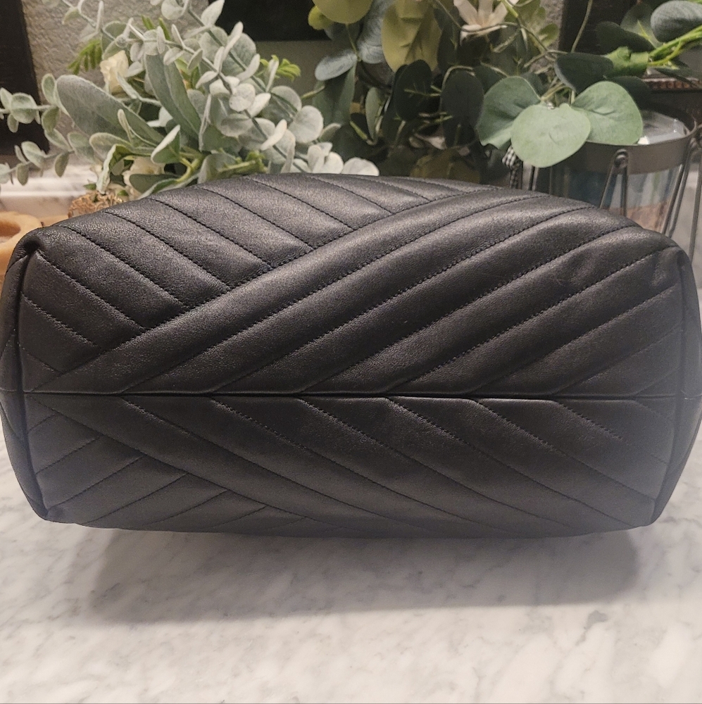 EUC Tory Burch KIRA CHEVRON TOTE Bag - Picture 6 of 11